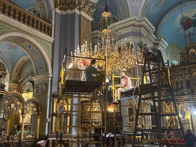  У Львові розпочали реставрацію історичних люстр у Преображенській церкві 