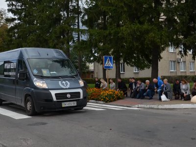 У Радивилові зустріли жалобний кортеж із загиблим воїном-прикордонником Володимиром Довгим