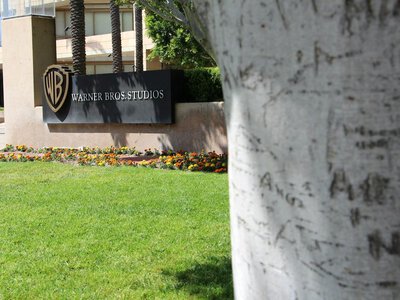 Злиття на 110 мільярдів доларів: акції Warner Bros та Paramount стрімко зросли