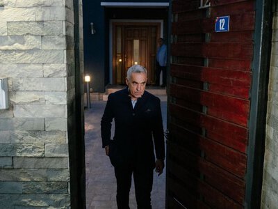 Екскандидата в президенти Румунії доправили на допит у справі про шахрайство