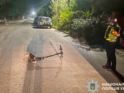 У Хмельницькому 12-річний хлопець на електросамокаті збив 8-річну дитину