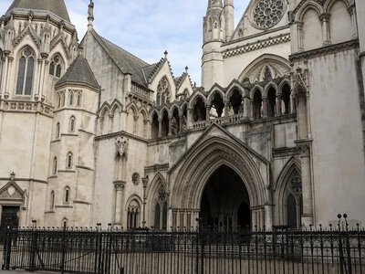 Суд у Лондоні обмежив доступ SRA до листування з клієнтами — TimesLIVE
