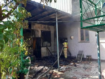 У селі Красне на окупованій Херсонщині горіли господарські споруди та гараж