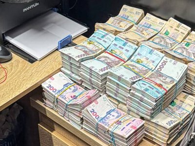 Понад 3 млрд грн несплачених податків і 50 обшуків. БЕБ викрило мережу «конвертаційних центрів», якими користувалися 200 компаній