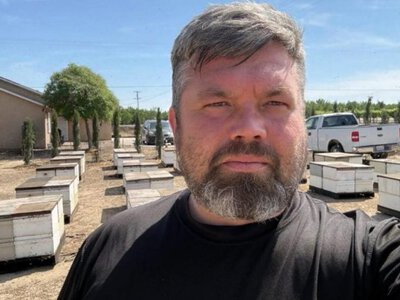 Українець Олександр Ольшанський змінив бджільництво в США