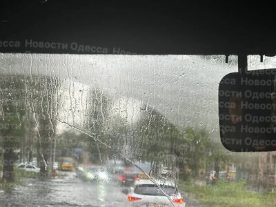 Одесу накрила негода: вулиці підтоплені, оголошено жовтий рівень небезпеки