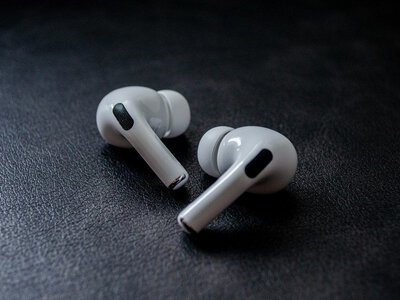 Нові AirPods 5 проти торішніх AirPods Pro 3: як порівнюються дві моделі навушників Apple