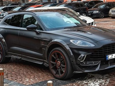 У Києві помітили заряджений Aston Martin DBX 2023 за сотні тисяч доларів (фото)
