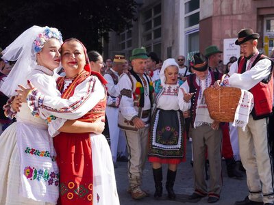 Викрадення молодої, викуп і чардаш: в Ужгороді відтворили традиційне закарпатське весілля (ФОТО)