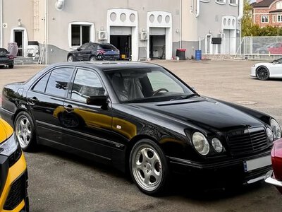 Вовк в овечій шкурі: в Україні помітили 30-річний Mercedes із максималкою 330 км/год (ФОТО)