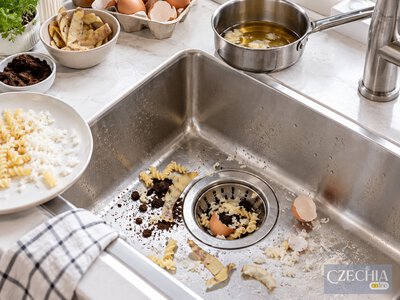Не зливайте це в раковину: 6 продуктів, які забивають труби наче цемент
