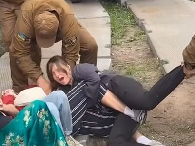 У мережі з’явилися відео, як «Муніципальна охорона» силою відтягає людей з Теремків, де відновили роботи. У КМДА кажуть: блокували техніку