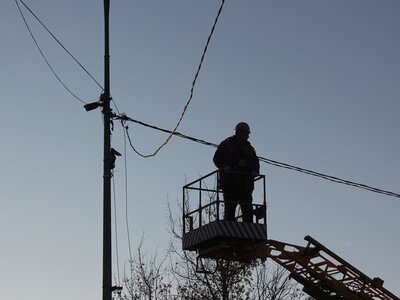 Дрони влучили у будівлю енергетиків: що відбувається з електропостачанням на Дніпропетровщині