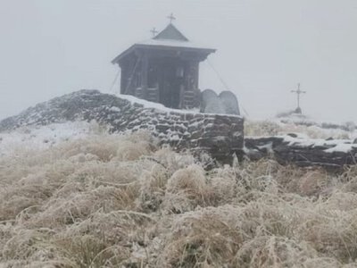 На горі Піп Іван випав перший сніг: температура опустилася до -1°