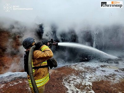 На Житомирщині після атаки загорівся об’єкт транспортної інфраструктури