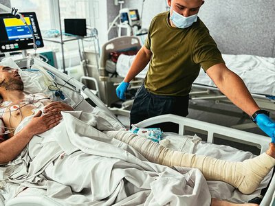 Зшили нову вену, щоб врятувати ногу: у Харкові захиснику провели надскладну операцію