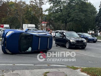 Серйозна ДТП на просп. Поля у Дніпрі: Daihatsu перекинувся на бік після зіткнення з BMW