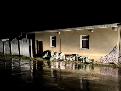 На Радивилівщині 17-річна мотоциклістка врізалася у стіну магазину