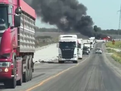 Траса під контролем, а вантажівки палають: що відбувається на шляху до Криму