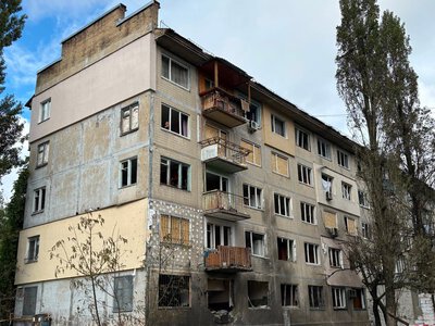 «Ми вискочили з будинку, а тут повно скла, люди нажахані». Що кажуть очевидці про російську атаку на Київ 22 вересня (ФОТО, ВІДЕО)
