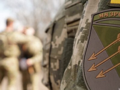 Зі зламаними кінцівками витяг з палаючого авто: на Запоріжжі військовий врятував побратима після удару дрона