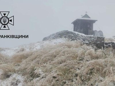 На Піп Івані випав сніг: температура на вершині опустилася до -1°C