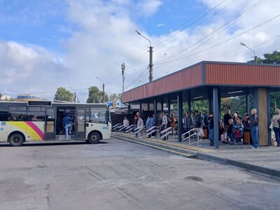 Важливий транспортний вузол Кам’янського отримав сучасні зупинкові комплекси - фотозвіт