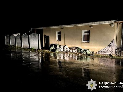 На Рівненщині 17-річна дівчина без прав та мотошолома врізалася мотоциклом у магазин