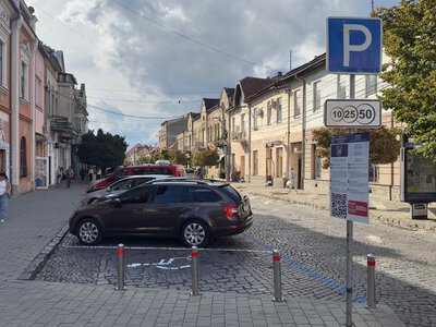 У Мукачеві запрацювала нова платна парковка