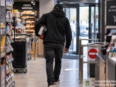 Виніс товари, не розрахувавшись: слідчі Дніпра скерували до суду обвинувальний акт щодо чоловіка