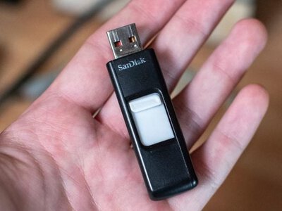 Чому флешка працює повільно: причини та як це виправити