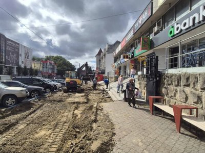 У Чернівцях оновлюють тротуар біля Небесної Сотні та проспекту Незалежності