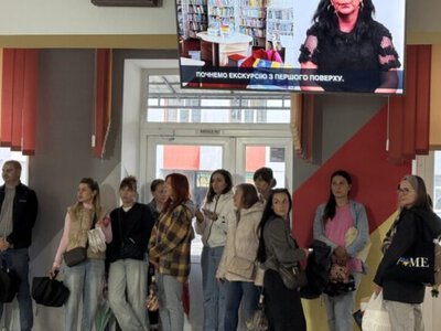 Без бар’єрів у спілкуванні: у вінницькому ліцеї запрацював відеогід жестовою мовою