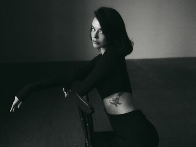 Кохана Дантеса похизувалася ефектною фотосесією: співак не стримав емоцій