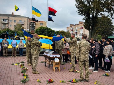 Понад півтора року вважався зниклим безвісти: Костопіль попрощався із захисником Олександром Зайцем