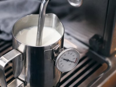 Термометр допомагає контролювати температуру молока для лате