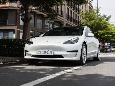 Tesla обійшла конкурентів серед вживаних авто з-за кордону: які машини везуть українці
