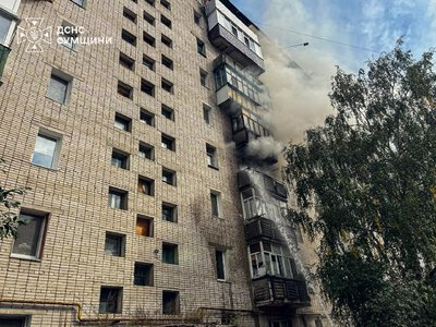 У Шостці під час пожежі рятувальники винесли з квартири чоловіка