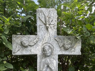 На Борщівщині знайшли незвичайний хрест із загадковим зображенням