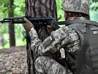 Стосується і тих, хто воював на боці України. ЄС побоюється поширення зброї з українського фронту — Euronews