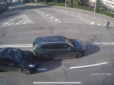 Секунда неуважності закінчилась ДТП: камери зафіксували момент аварії в Луцьку