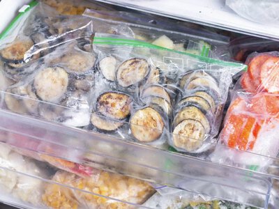 Які продукти не можна заморожувати повторно: які помилки можуть зіпсувати їжу