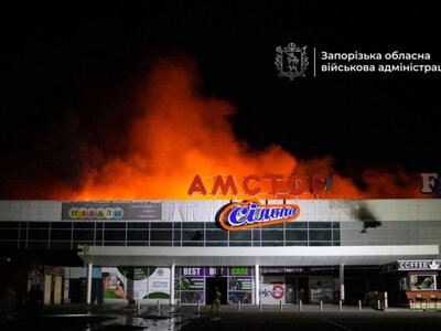 У Запоріжжі російський удар спричинив масштабну пожежу в Амсторі: є поранені (фото, відео)