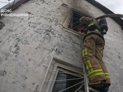Двоповерховий будинок загорівся у дачному масиві Вараської громади
