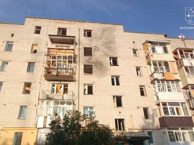 Цілили у житло: два ворожі БпЛА вдарили по багатоповерхівці у Глухові