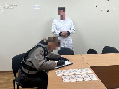 Мав «тариф» на кожну довідку: у Стрию дитячого психіатра викрили на хабарі