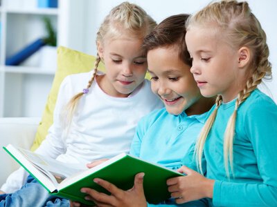 У цій країні платять за читання книжок замість думскролінгу