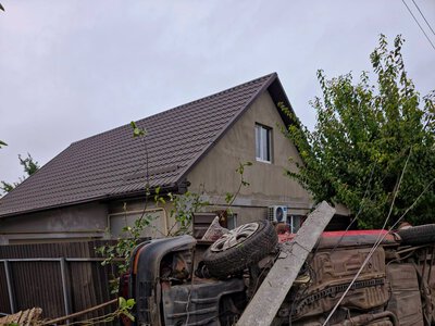 У Слободі автомобіль врізався у стовп та пошкодив огорожі домоволодінь (ФОТО)