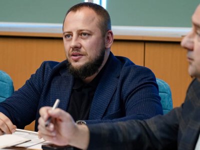 Мінвідновлення повідомило про обшуки у своєму офісі — кажуть, що йдеться про хабарництво посадовця на попередній роботі