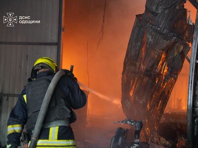 Майже 1000 тонн викидів CO₂: підраховано шкоду від пожежі внаслідок удару по логістичному комплексу Одещини